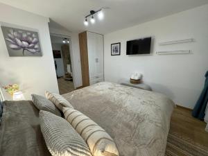 TV a/nebo společenská místnost v ubytování Apartment Tsarevets View
