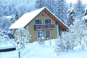 una casa con balcone nella neve di Domek na Leśnej Wisła a Wisła