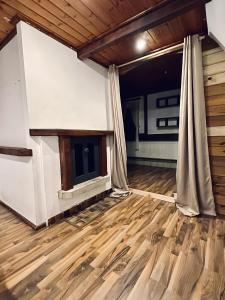 an empty room with wood floors and curtains at sleepWELL-Steinfurt III Familienfreundlich & Zentral in Steinfurt
