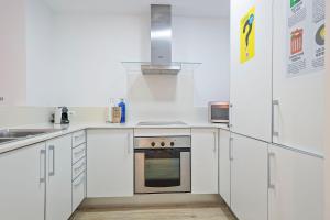 Kuchyň nebo kuchyňský kout v ubytování Lugaris Rambla Apartments