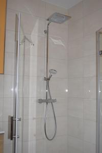 una doccia con soffione in un bagno di Ferienhaus 2 - 55471 Reich - EG - OG a Reich Altre 36 foto
