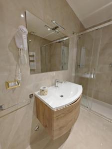Un baño con lavabo, ducha y espejo. en Perfect! Vatican Location, en Roma 27 fotos más