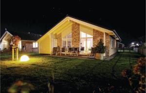 a house with a light in the yard at night at Zweite Heimat in Dagebüll