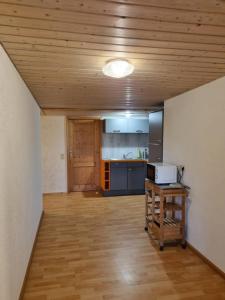ザンクト・ペーターにあるPlattenhofのキッチンとテーブルが備わる空の部屋 +6枚の写真