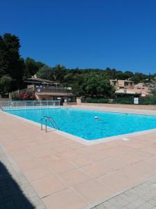 Bazén v ubytování Appartement rdc terrasse vue panoramique mer nebo v jeho okolí