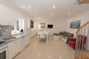 Kuchyň nebo kuchyňský kout v ubytování Apartments Srdanovic