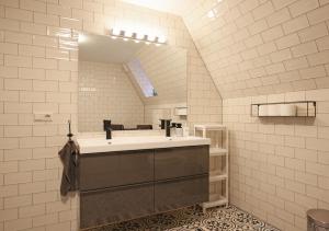 un baño con lavabo y espejo en Dok Apartments, en Ámsterdam 37 fotos más
