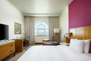 TV tai viihdekeskus majoituspaikassa Radisson Blu Hotel, Muscat