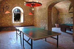 a ping pong table in a room with a pool table at Tenuta di Casaglia in Podere Colombaie