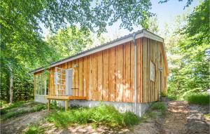 eine Holzhütte im Wald mit Bäumen in der Unterkunft Nice Home In Glesborg With Wifi in Glesborg + 11 Fotos