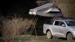 圣地亚哥Camper equipada Santiago的一辆卡车,背面有帐篷