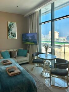 Χώρος καθιστικού στο Fully-equipped studio Palm Jumeirah, Seven