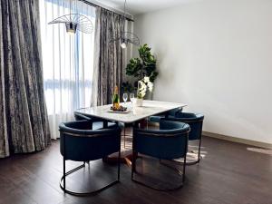 アーリントンハイツにあるChez Hotelのダイニングルーム(白いテーブル、青い椅子付)