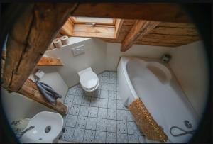 Koupelna v ubytování ENJOY Cozy HOME Hills & Forest & Views & Gardens & Sauna Whirlpool Bath