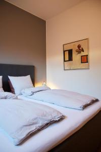 En eller flere senge i et værelse på Amaliegade 10 B + 8 billeder