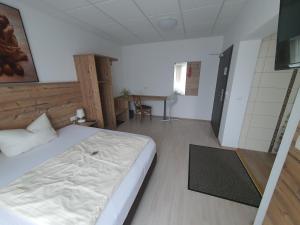 Ein Bett oder Betten in einem Zimmer der Unterkunft Fränkischer Hof --- Hotel in Pegnitz --- Schlabecks Fränkischer Hof