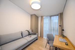 Χώρος καθιστικού στο 2BD NEW Apt w-Balcony I Parking inc I next to the River and Forest I by Cohost