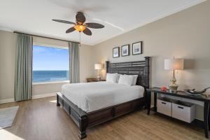 una camera da letto con un letto e una finestra con vista sull'oceano di Indigo East Unit 1005E a Pensacola