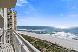 un balcone con vista sulla spiaggia di Indigo East Unit 1005E a Pensacola