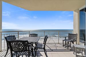 un tavolo e sedie su un balcone con vista sull'oceano di Indigo East Unit 1005E a Pensacola