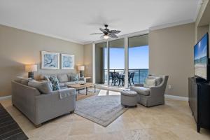 un soggiorno con due divani e una TV di Indigo East Unit 1005E a Pensacola