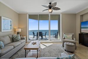 un soggiorno con vista sull'oceano di Indigo East Unit 1005E a Pensacola Altre 67 foto