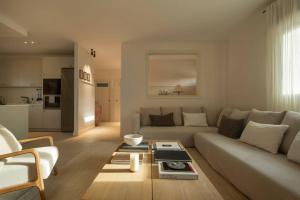 a living room with a couch and a table at Casa Das Ferreñas in Melide
