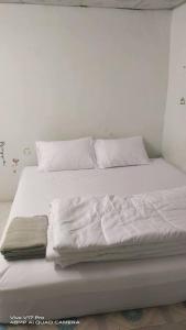 Una cama o camas en una habitación de juloung house