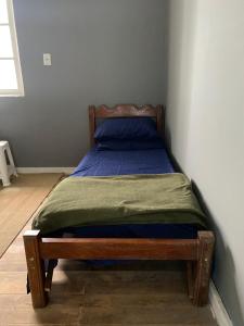 a small bed in a corner of a room at Hostel Baía Sul Apenas para Mulheres in Florianópolis