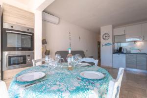 Köök või kööginurk majutusasutuses Vue sur le canal de Port Grimaud