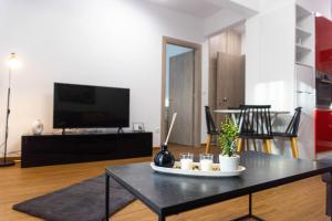 Una televisión o centro de entretenimiento en Joanna's Apartments