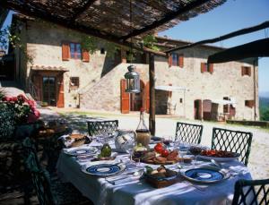 Reštaurácia alebo iné gastronomické zariadenie v ubytovaní La Ghiandaia Casa Vacanza