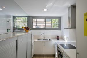 Kuchyň nebo kuchyňský kout v ubytování Lugaris Rambla Apartments