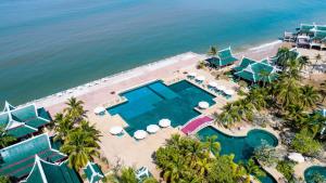 z widokiem na basen i ocean w obiekcie Andaman Princess Resort & Spa w mieście Ban Pak Ko