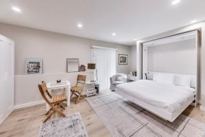 een witte slaapkamer met een bed en een bureau bij Cozy Marina Studio w Murphy Bed & Garden Oasis in San Francisco