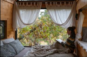 Foto dalla galleria di ENJOY COZY Tree House Hills Forest Gardens Beautiful Views Sauna Hotbath a Jablonné v Podještědí