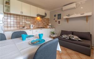 kuchnia i jadalnia ze stołem i krzesłami w obiekcie 2 Bedroom Stunning Home In Sisan w mieście Šišan