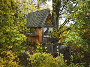 una casa sull'albero in mezzo alla foresta di ENJOY COZY Tree House Hills Forest Gardens Beautiful Views Sauna Hotbath a Jablonné v Podještědí