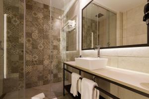 A bathroom at Hotel Well and Come Barcelona