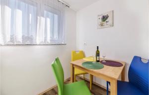 Posezení v ubytování Lovely Apartment In Valbandon With Wifi