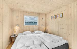 Postel nebo postele na pokoji v ubytování Amazing Home In Løkken With Sauna