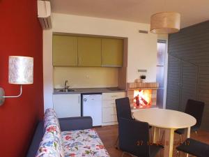 A kitchen or kitchenette at Waterside Houses