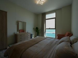 Katil atau katil-katil dalam bilik di Upscale 2BR apartment with a complete view of the sea on Al Reem Island
