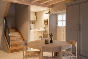 a kitchen and dining room with a table and chairs at Casa Juanita in Melide
