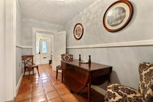 una sala de estar con una mesa y una silla en 17 E Jones Garden, en Savannah