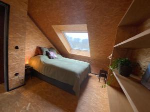Postel nebo postele na pokoji v ubytování Un der Attert - Céline's Loft - Luxembourg