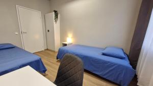 赖皮纳Räpina Guest Apartment的客房设有两张床和一张桌子及椅子