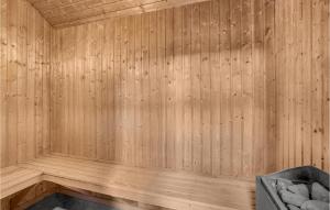 una sauna in legno con parete rivestita in legno di Cozy Home In Rømø With Sauna a Rømø Kirkeby Altre 29 foto