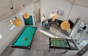 vista sul soffitto di un soggiorno con tavolo da biliardo di Cozy Home In Rømø With Sauna a Rømø Kirkeby