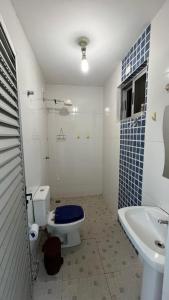 a bathroom with a toilet and a sink at Pátio Musical Fortaleza in Foz do Iguaçu